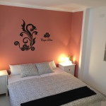 Schlafzimmer der Casa Patricia in Nerja mit Doppelbett und heller Einrichtung