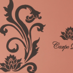 Schlafzimmer der Casa Patricia in Nerja mit Doppelbett und heller Einrichtung