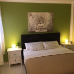 Schlafzimmer der Casa Patricia in Nerja mit Doppelbett und heller Einrichtung