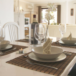 „Esszimmer der Casa Patricia in Nerja mit Esstisch und heller Einrichtung“