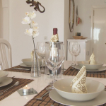 „Esszimmer der Casa Patricia in Nerja mit Esstisch und heller Einrichtung“