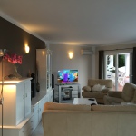 Wohnzimmer der Casa Patricia in Nerja mit gemütlicher Sitzecke und Meerblick