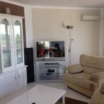 Wohnzimmer der Casa Patricia in Nerja mit gemütlicher Sitzecke und Meerblick