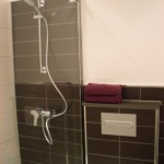 Badezimmer der Casa Patricia in Nerja mit Dusche und heller Fliesengestaltung