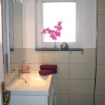 Badezimmer der Casa Patricia in Nerja mit Dusche und heller Fliesengestaltung