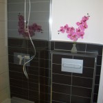 Badezimmer der Casa Patricia in Nerja mit Dusche und heller Fliesengestaltung