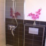 Badezimmer der Casa Patricia in Nerja mit Dusche und heller Fliesengestaltung