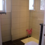 Badezimmer der Casa Patricia in Nerja mit Dusche und heller Fliesengestaltung