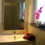 Badezimmer der Casa Patricia in Nerja mit Dusche und heller Fliesengestaltung