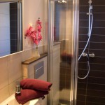 Badezimmer der Casa Patricia in Nerja mit Dusche und heller Fliesengestaltung