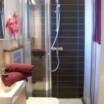 Badezimmer der Casa Patricia in Nerja mit Dusche und heller Fliesengestaltung