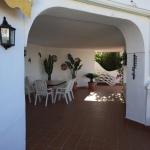 Teil der Terrasse der Casa Patricia in Nerja mit Blick ins Grüne