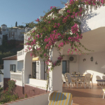 eil der Terrasse der Casa Patricia in Nerja mit Blick ins Grüne