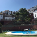 Poolanlage Casa Patricia Nerja mit Liegen und Sonnenschirmen