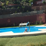 Poolanlage Casa Patricia Nerja mit Liegen und Sonnenschirmen