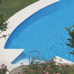 Poolanlage Casa Patricia Nerja mit Liegen und Sonnenschirmen